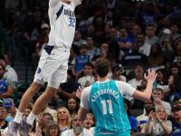 MKSPORTS-浓眉哥在独行侠比赛中高光表现，战术调整引发热议！的简单介绍